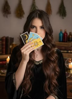Taróloga Larissa com cartas de tarô